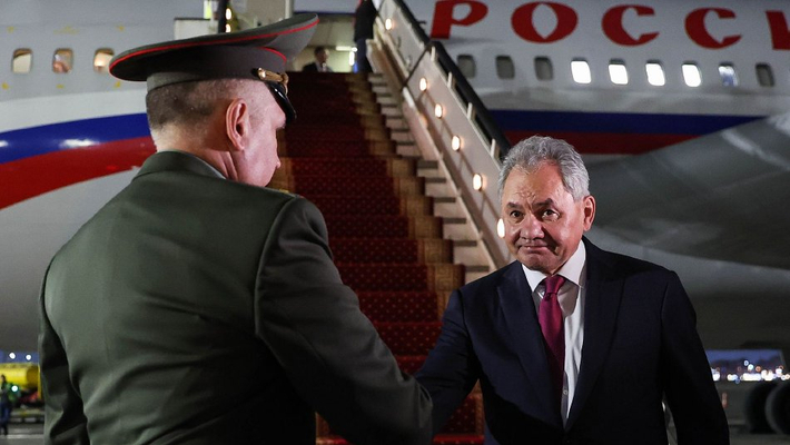 绍伊古抵达开罗国际机场