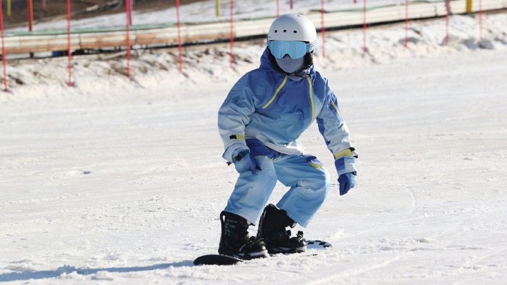 银川：市民乐享滑雪季