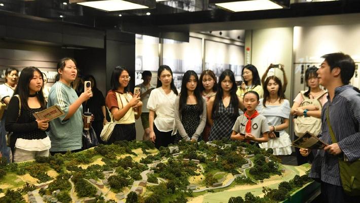 重庆抗战时期剧场“抗建堂”吸引民众参观