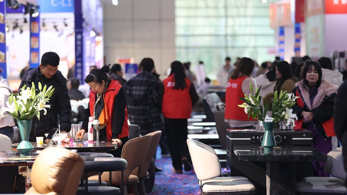 宁夏银川：家博会周末人气旺