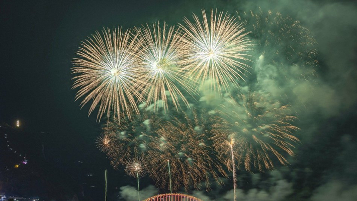 火树银花不夜天 璀璨烟花点亮除夕