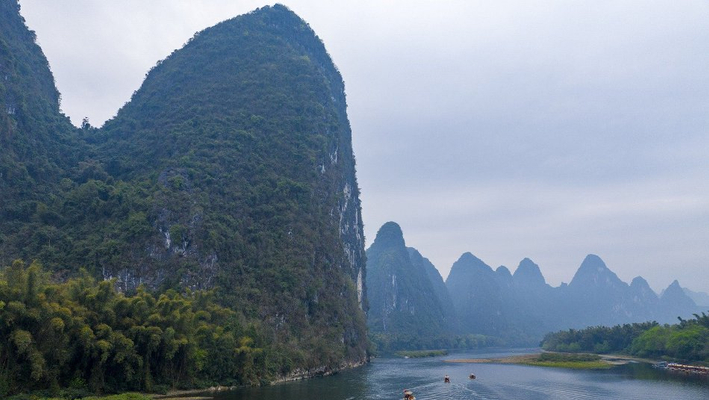 广西阳朔：游客春游漓江赏山水