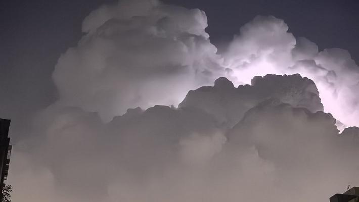 北京闪电点亮夜空云层