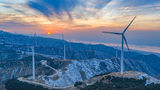 山西平陆：风车晚霞映盐湖