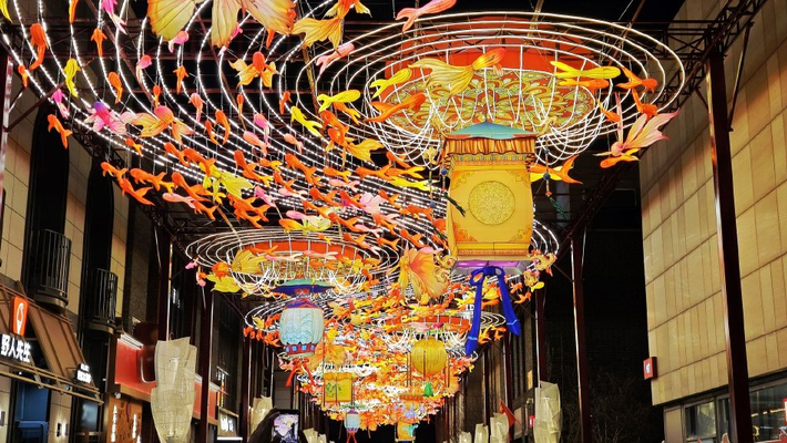 北京：前门大街装扮一新 迎接马年春节