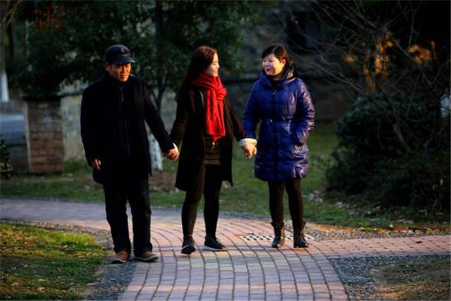 美女留学归来在街边洗碗卖早点