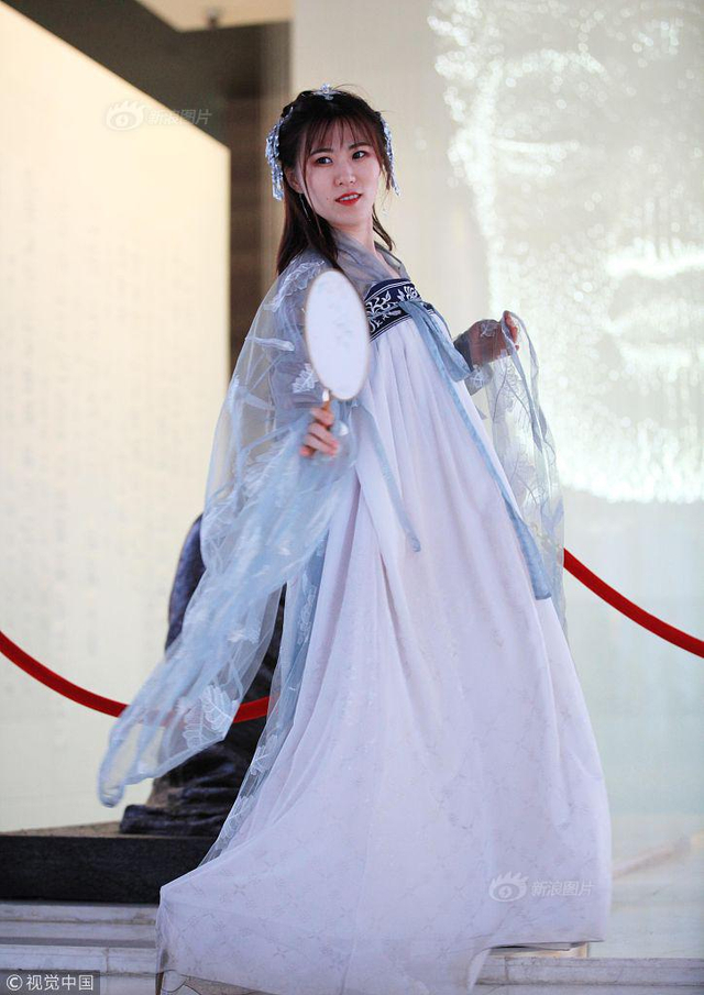 南京女孩穿传统汉服喜迎"上巳节" 美丽如仙_新浪图片