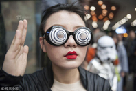 “快闪族”庆愚人节 造型亮眼