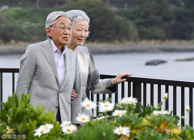 明仁天皇夫妇图片