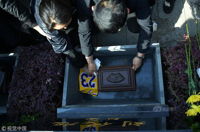 救火英雄刘代旭与詹姆斯球衣一同安葬