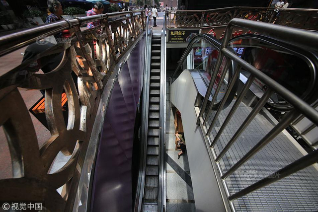 重庆现"最苗条"电梯 网友调侃:考验身材