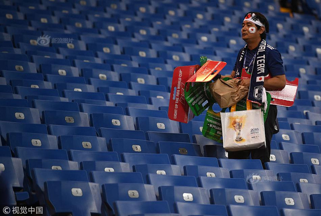 输球后,日本球迷含泪清理垃圾