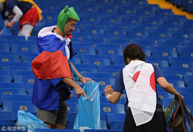 输球后，日本球迷含泪清理垃圾