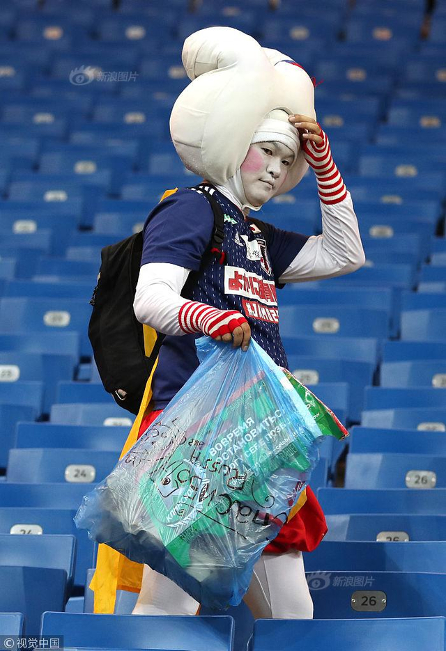 输球后,日本球迷含泪清理垃圾