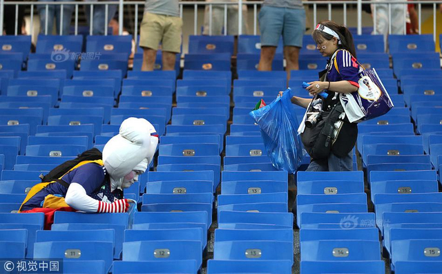 输球后,日本球迷含泪清理垃圾