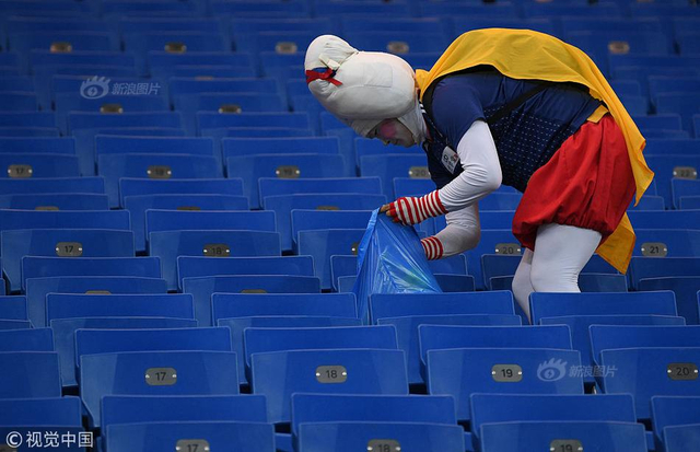 输球后,日本球迷含泪清理垃圾