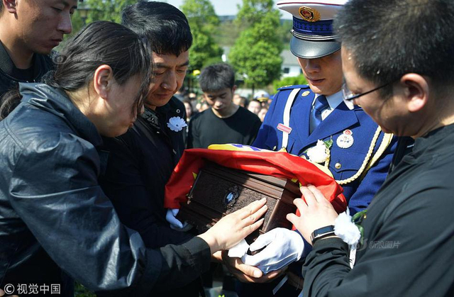 救火英雄刘代旭与詹姆斯球衣一同安葬