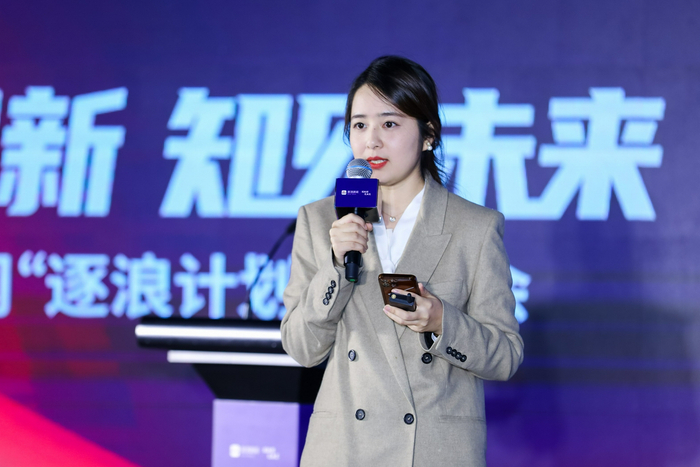 新浪移动微博运营总监于怡航正在发言。