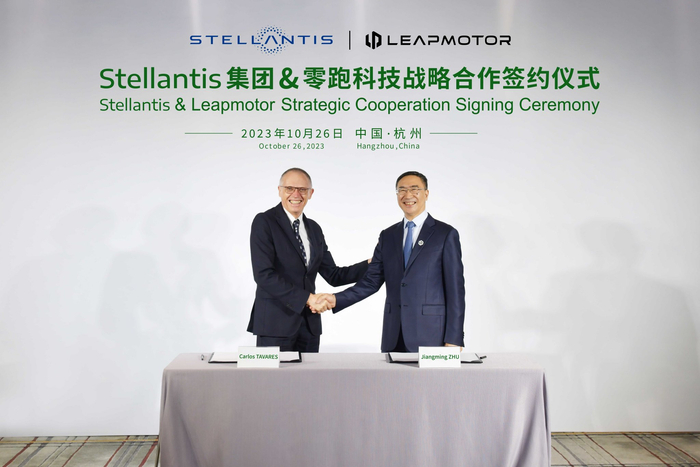 （图左：Stellantis 集团全球 CEO Carlos Tavares 图右：零跑科技创始人、董事长兼CEO朱江明）