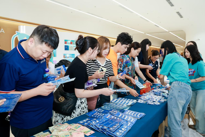 观众驻足展区的特写