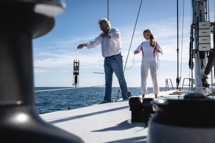 沃尔特·齐默是一名生物声学专家，他与同一片海洋基金会合作，研发制作了获取卡普雷拉峡谷水域中鲸类动物录音的装置。©Rolex