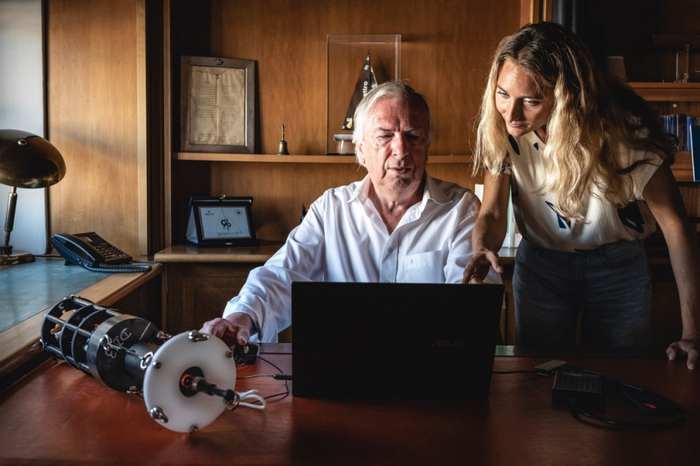 科学家沃尔特·齐默和吉内维拉·博德罗奇聆听在卡普雷拉峡谷捕获的鲸目动物的水听器录音。同一片海洋基金会正在收集生物多样性的证据，以保护海洋地区。©Rolex