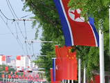朝鲜平壤街头挂起五星红旗