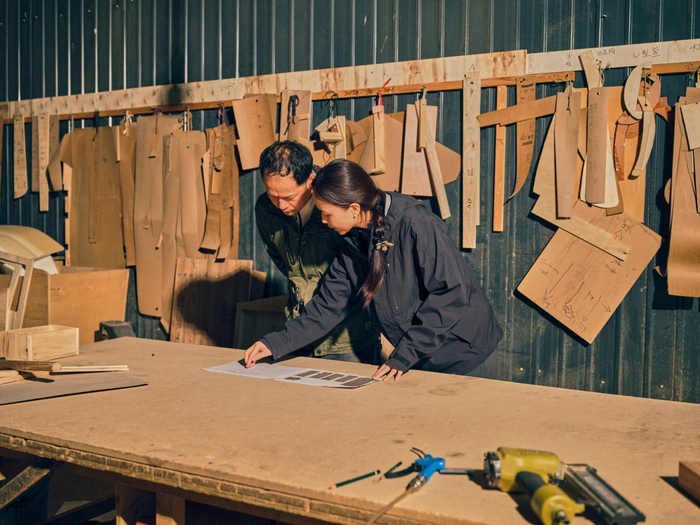 曾晴博士在工廠指導人工巢箱製作，為工人細致講解人工巢箱設計圖紙。? Rolex/Zhezhou Fu