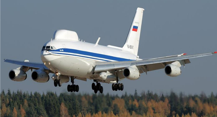 俄罗斯伊尔-80指挥机外形上最大特点是“头上长了一个包”，内部配备了通信设备。