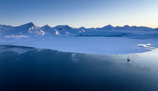 在“极地之下 - 深海生物”探险期间， “为什么”号探险船漂浮在挪威斯瓦尔巴群岛海岸。这是“极地之下”计划为期10年科学研究的第一站，旨在寻找和研究生活在中生带内的未知水下森林。© Rolex/Franck Gazzola