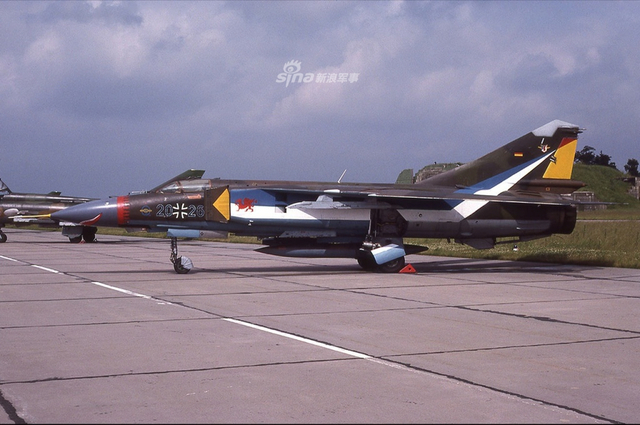 1993年8月,曾经隶属于东德空军的米格-23战斗机存放在德国拉格空军