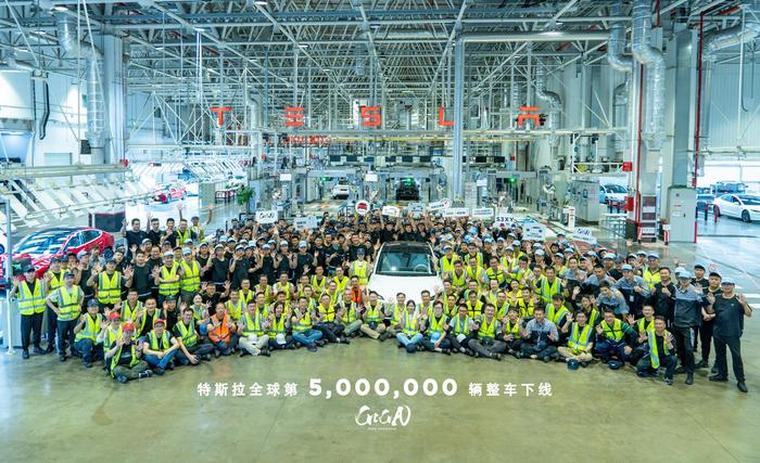 2023年9月，特斯拉全球第500万辆整车在上海超级工厂下线，该车为珍珠白漆色的Model 3。