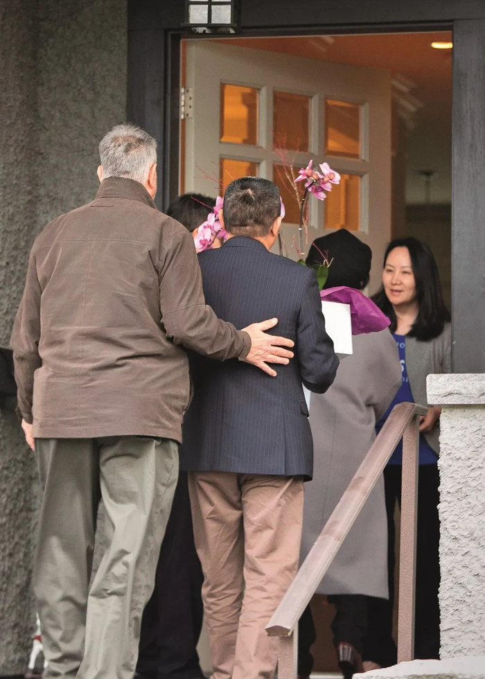 ·2018年12月12日，获得保释后孟晚舟（右一）出现在加拿大的住所。