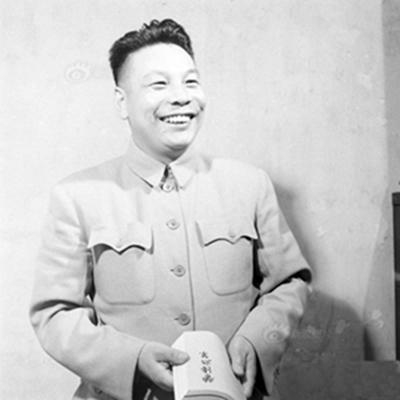 　　1948年蒋经国被派往上海稳定物价、主持改革，他时年三十八岁。他在上海出演的这一场风风火火的大戏——史称“上海打虎”。只不过，电闪雷鸣中华丽登台的这位主角，转眼间，身上便满是秋风落叶。图为手持《币制改革》的蒋经国