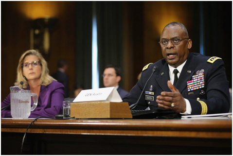  ·克里斯汀·沃姆斯（左）与美国防长奥斯汀一同出席会议。