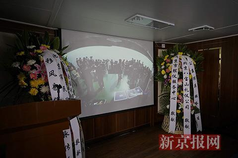 船舱内实时播放撒海视频。新京报记者 王飞 摄