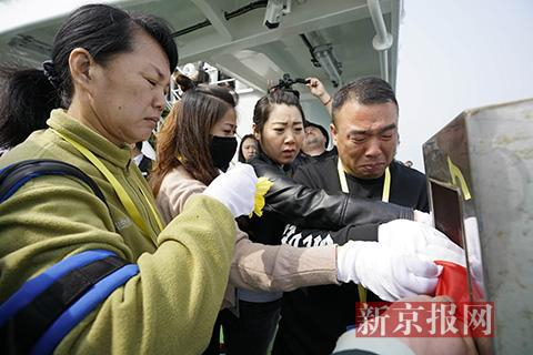 家属将骨灰撒海。新京报记者 王飞 摄