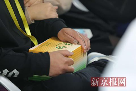 一位亲属在船舱内抱着骨灰。新京报记者 王飞 摄
