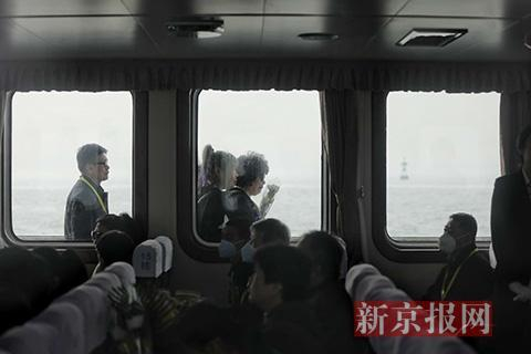 家属排队前往船尾撒骨灰入海。新京报记者 王飞 摄