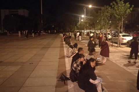 当地民众在广场避险