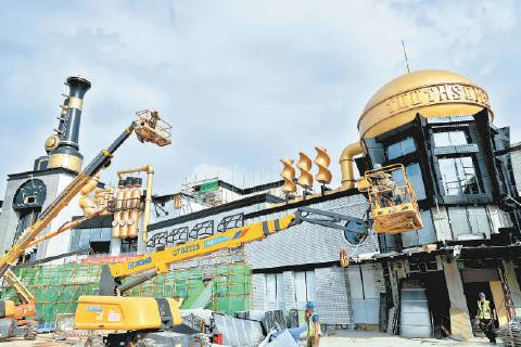 8月19日下午，2020年中国国际服务贸易交易会记者集体探访北京环球度假区城市大道施工现场。本报记者 白继开摄