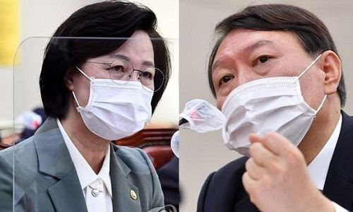 ·秋美爱（左）与尹锡悦。