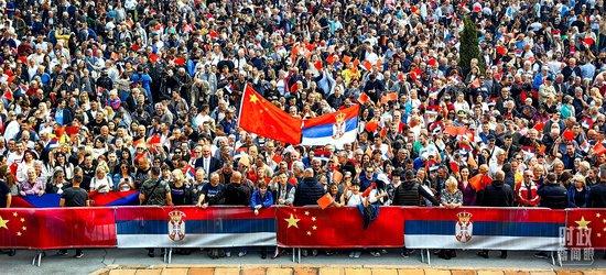 △一万五千名塞尔维亚民众齐聚塞尔维亚大厦广场，热烈欢迎习主席到访。（总台央视记者段德文拍摄）