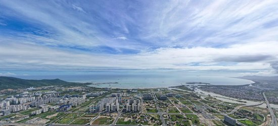 这是2025年7月28日拍摄的三亚崖州湾科技城（无人机照片）。新华社记者 杨冠宇 摄
