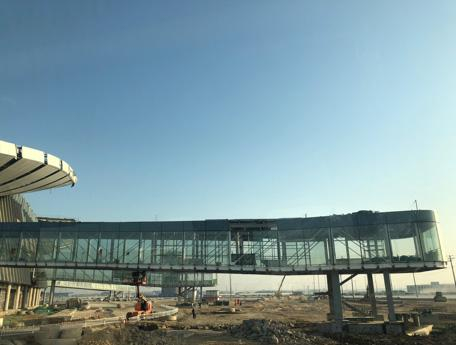 大兴国际机场航站楼与客机连接的廊桥（郑立文摄）
