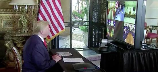  特朗普与驻外军队视频连线。/《每日邮报》视频截图