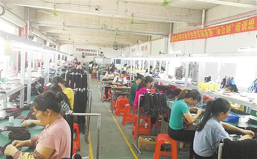在广西融水苗家小镇社区扶贫车间里，务工就业人数不断增加。　本报记者　童　政摄
