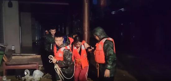_暴雨大学停课_暴雨警告大学会停课吗