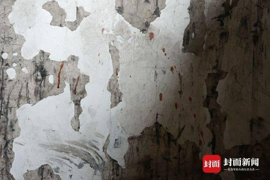  案发现场，楼道墙壁上仍有血迹