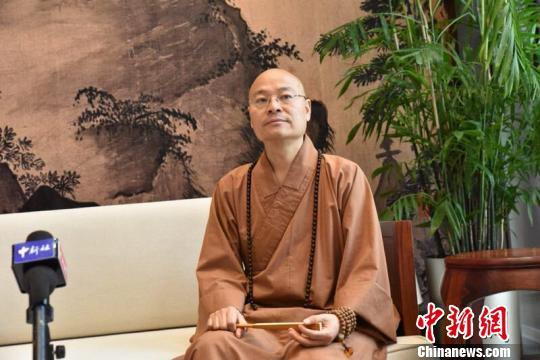 图为杭州灵隐寺方丈光泉法师接受中新网记者专访。　何蒋勇 摄